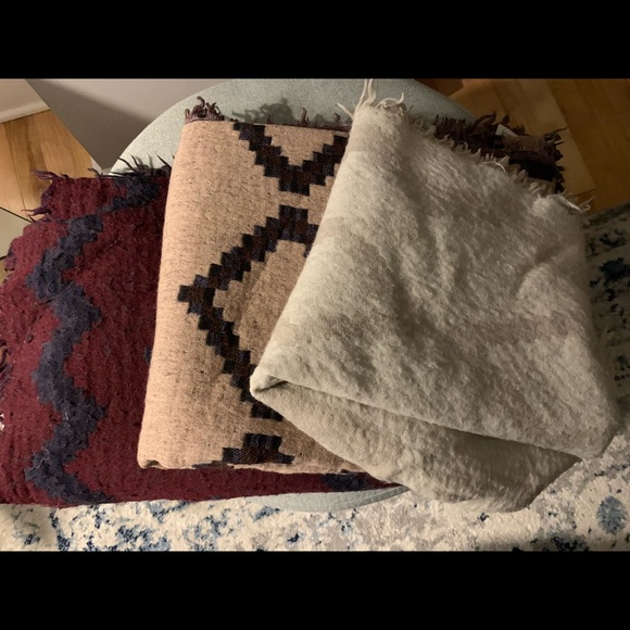 Aritzia scarves. 2 large and 1 triangle shaped smaller one. 100% wool. - Picture 3 of 5
